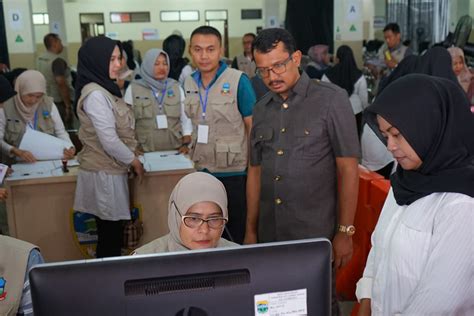 Jun 02, 2021 · menteri pariwisata dan ekonomi kreatif ri, sandiaga uno saat menghadiri gerakan 'ayo kembali ke bioskop' di plaza senayan jakarta, minggu (30/5/2021). Wakil Bupati Garut Lakukan Monitoring Test CPNS - Media ...