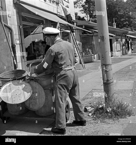 Die Männer Der Straßenreinigung Bei Ihrer Arbeit In Hamburg Deutschland 1960er Jahre Men Of