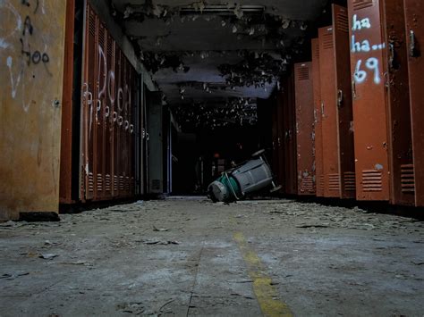 Hallway Of An Abandoned High School Flint Mi Oc 4608 X 3456