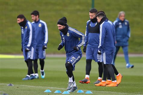 Lionel messi y jorge sampaoli chocan palmas tras el gol de marcos rojo que sentenció la victoria argentina frente a nigeria. Lionel Messi can carry Argentina on his shoulders, says ...