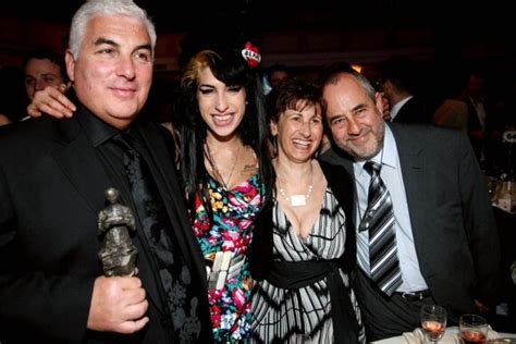 Photo Amy Winehouse Et Ses Parents Mitch Et Janis à Londres En 2008