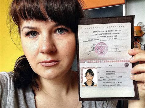 Образец фото с паспортом в руках 82 фото