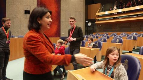 Een lid van de tweede kamer neemt één van de 150 zetels in en vertegenwoordigd een politieke partij. jlk voorzitter tweede kamer krijgt bezoek - YouTube
