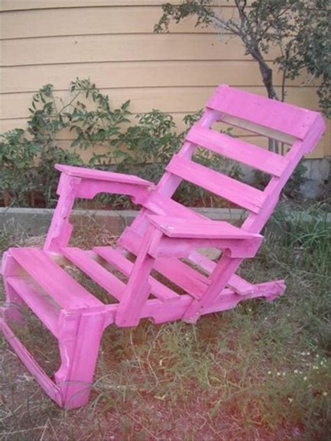 Dismantle the pallet wood slats to build this gorgeous pallet side table, can play the role of a coffee table. Wood Pallet Chair Ideas | Upcycle Art