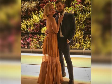 Le scénario est centré sur le père de famille, lester, un directeur de publicité dans la. Mena Suvari, Michael Hope blessed with a baby boy ...
