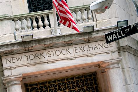 +196 52 wall street проигрался и зассал. What Does Wall Street Do for You? - The New York Times