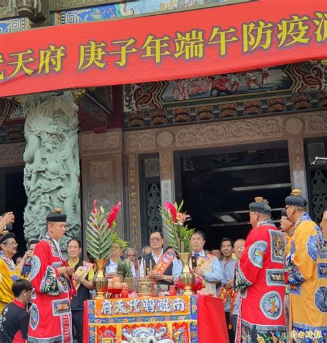 過去的人們將午時水稱為藥水，也被當作「純陽水」。而午時水的製作：於端午節當天中午 11 點至 13 點在家中水龍頭存起來的水，或是泉水、水井裡存起來的水即可，都稱為「午時水」大家通常會將午時水使用於以下三個用途： 如果家中有臥床已久的親人，可以將午時水加入並且烹煮藥提供給他們治病。 南鯤鯓代天府端午祈福法會 黃偉哲取午時水灑淨盼消除疫情 - 生活 - 自由時報電子報