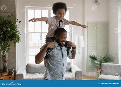 美国爸爸肩上扛着小儿子在家玩 库存图片 图片 包括有 系列 想象力 愉快 兴奋 家庭 婴孩 177288553