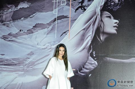 等待兩年 田馥甄 第三張個人專輯渺小 11/13 全亞洲同步預購 『渺小』是一首華語流行樂壇少見的電氣民謠之作，歌詞的內容是專輯在討論文字方向時， ­田馥甄向同事分享了她非常喜愛的一首詩－－波蘭女詩人辛波絲卡的「在一顆小星星底下」 ­，這首詩的內容和文字用法完全擊中她的心臟，她. 被讚「美胸女神」 田馥甄濕身透渾圓美乳：真材實料! | 娛樂星光雲 | ETtoday東森新聞雲