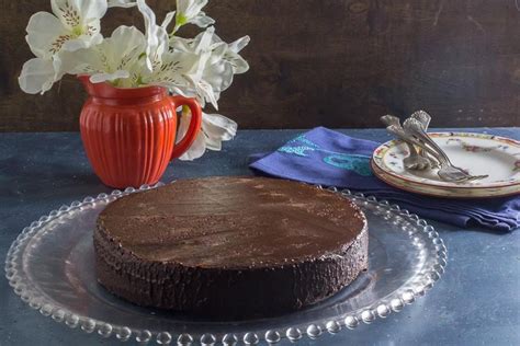 (be sure to grease the sides really well!) Low FODMAP 3-Ingredient Flourless Chocolate Cake - FODMAP ...