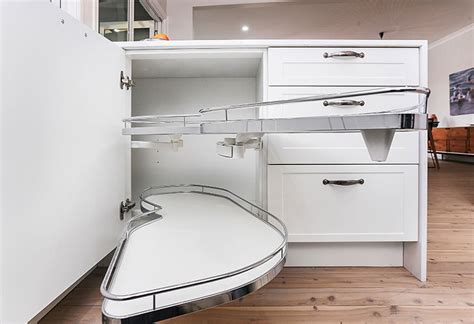 This white samsung top loader washer has the capacity to wash 10kg of dry laundry per load so you can easily handle a 5 or more person household's needs. Picnic Point, NSW | Love It or List It Australia 2018 ...