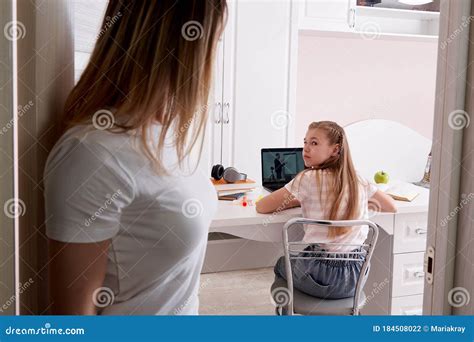 Madre Mirando A Su Hija Haciendo Los Deberes En Una Laptop En La