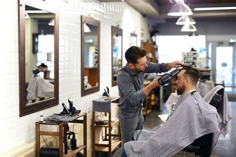 Bahkan beberapa penelitian mengatakan bahwa folikel penyebab kerontokan rambut diusia muda pada seorang pria juga bisa dikarenakan genetika. Penyebab Tersering Rambut Rontok pada Pria