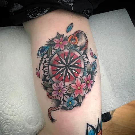 For those who do not know it, a rose of the wind is a symbol in the form of a circle that has marked around the directions in which the circumference of the horizon is divided. 33-Traditional-Wind-Rose-Compass-Tattoo-with-Flower-Pattern
