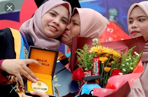 Hadiah pengajian ipt merupakan hadiah rm1,000 diberi kepada anak selangor dari keluarga yang berpendapatan rm5,000 ke bawah, yang melanjutkan pendidikan ke pusat pengajian tinggi awam atau swasta yang diiktiraf kerajaan yang mengikuti pengajian peringkat sijil kemahiran tahap 4, diploma. "Ini Hadiah Kepada Ibu Bapa Yang Banyak Berkorban." Anak ...