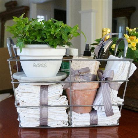 Housewarming gift baskets, unique house warming gifts for the new homeowner, real estate closings, and house warming party gifts. Housewarming Gift Ideas