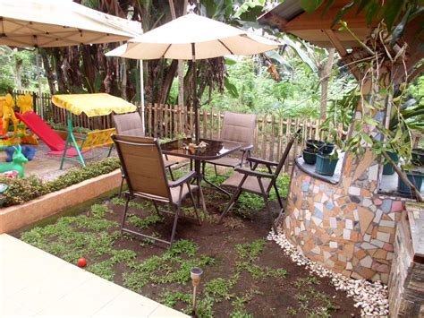 Kamar mandi pribadinya mencakup shower dan handuk. Booking Standard Room @ Bunga Matahari Guest House