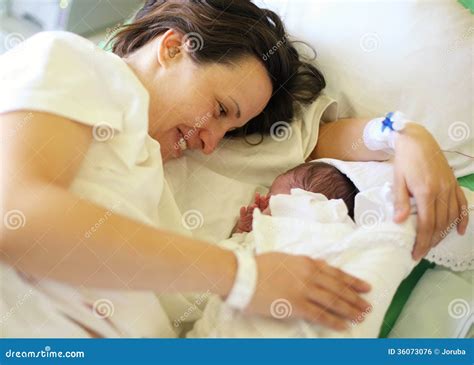 Madre Con Su Bebé Recién Nacido Imagen De Archivo Libre De Regalías