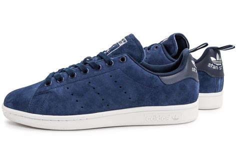 Première chaussure de tennis tout en cuir, la stan smith fait son apparition en 1972. Soldes adidas Stan Smith Suede bleu marine - Chaussures ...