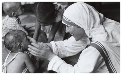 An old or elderly woman mother hubbard. Rare Pictures Of Mother Teresa With The Sick And Needy ...