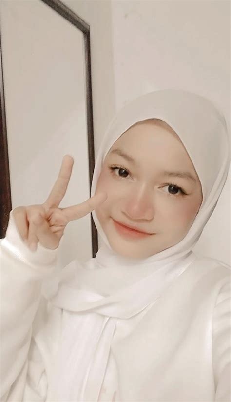 Gambar Muka Orang Cantik : Wanita Ini Tampak Cantik Dan Bening Di Foto