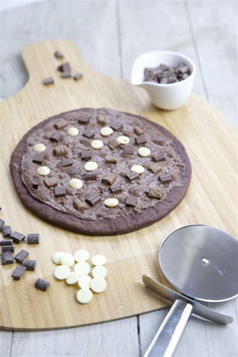 Mit sahne statt butter gemacht und daher einzigartig in der konsistenz. Süße Schokoladenpizza | Rezept | Schokoladen pizza, Süßes ...