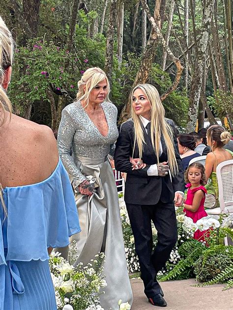 Monique Evans Surge Com Vestido Prateado E Decotado No Casamento Da