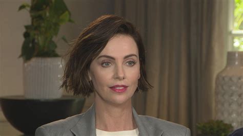 watch charlize theron get asked out by viewer after declaring she s ‘shockingly single