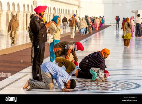 Sikhs Praying At The Golden Temple Of Amritsar Punjab India Stock