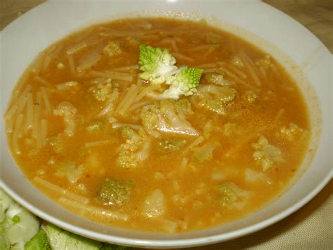 Tagliate le cime più grosse in due o quattro pezzi. minestra di broccoli romani