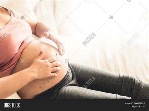 Imagen Y Foto Happy Pregnant Prueba Gratis Bigstock