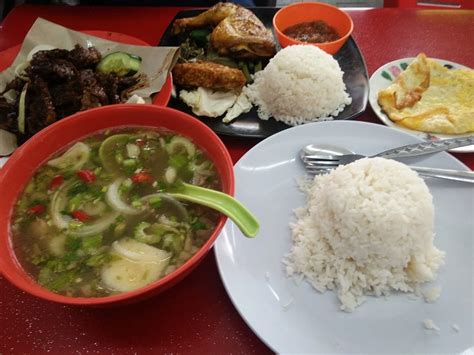 Sesekali kalau teringinkan kambing bakar dan tak tahu hendak makan di mana, datang sahaja ke setia alam. Restoran Cik Tri Sahara, Kambing Bakar Meletop - Saji.my