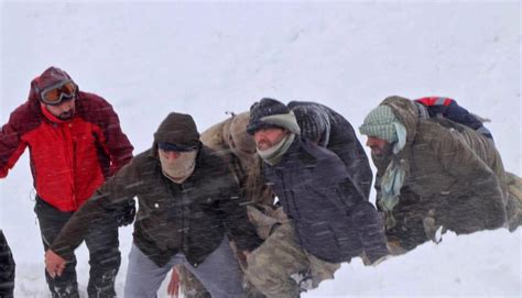 Aumentan A 28 Los Muertos Por Aludes De Nieve En Turquía Suroriental