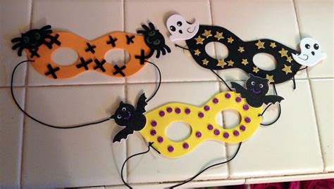 Grab a pair of scissors, a pencil and some paper (any newspaper or plain. 30 easy Halloween Craft Ideas | Little Lattes
