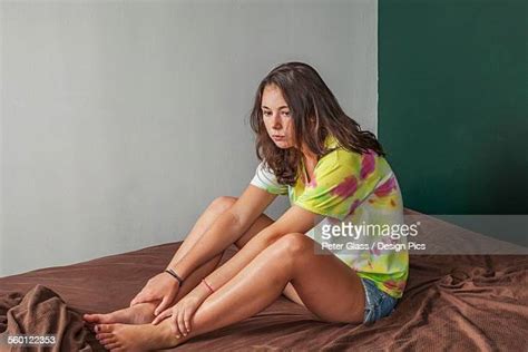 Barefoot Teen Girls Bed Photos Et Images De Collection Getty Images
