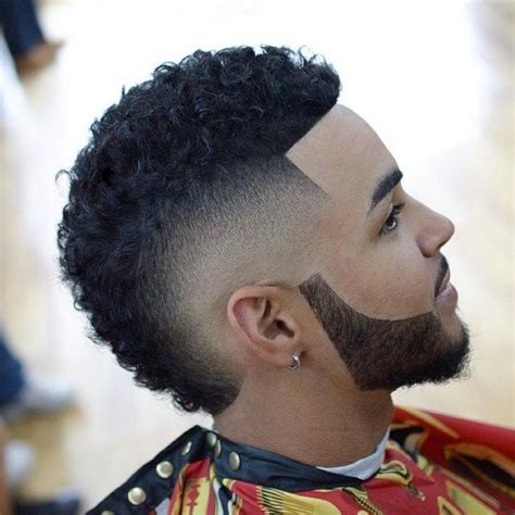 Faux hawk (ou faux mohawk) avec dégradé. Coupe De Cheveux Homme Faux Hawk / I Pinimg Com 474x 25 B9 ...
