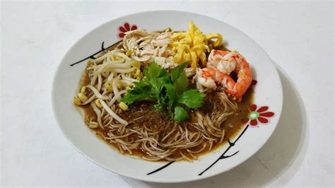 Bahan utamanya merupakan sambal laksa yang diperbuat daripada pelbagai ramuan. kitchenela: LAKSA SARAWAK HAJI MANAN