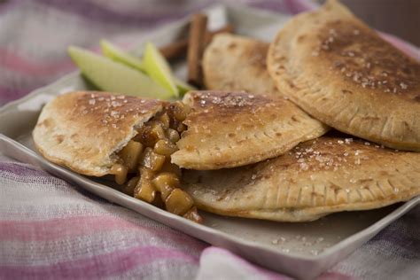 This mini apple pie recipe is presented as apple empanadas. Sweet Apple Tortilla Empanada | Recipes, Empanadas ...