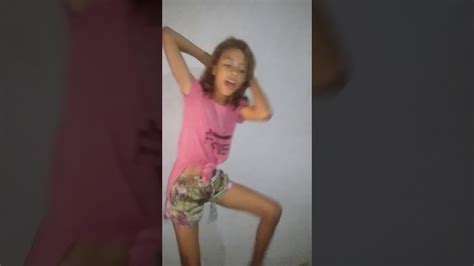 Reagindo as meninas dançando funk. Menina dançando anitta - YouTube