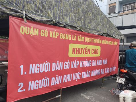 Ông đoàn ngọc hải giải thích với đại diện lực lượng công an bảo vệ ngân hàng nhà nước, chi nhánh tp.hcm chiều 27/2. Gò Vấp ngày thứ 3 cách ly: Kiểm kỹ giấy tờ ra vào, xả chốt ...