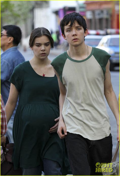 Hailee Steinfeld Wears Fake Pregnant Belly On Her Movie Set Photo