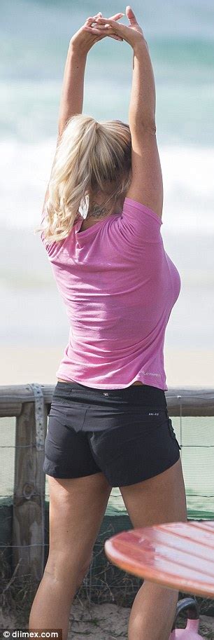 The Bachelors Zilda Williams Hides Ff Breasts In T Shirt During Exercise Session Daily Mail