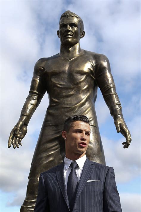 Cristiano Ronaldo Ganha Medalha E Inaugura Estátua Na Ilha Da Madeira