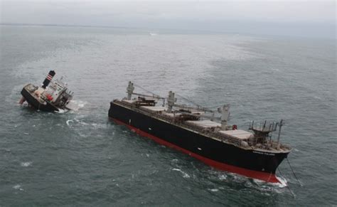 Kapal Kargo Bawa Kayu Terputus Dua Di Perairan Jepun Tumpahan Minyak