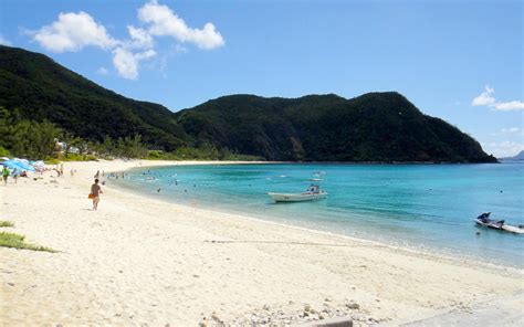 Tokashiku Beach / Okinawa / Japan // World Beach Guide