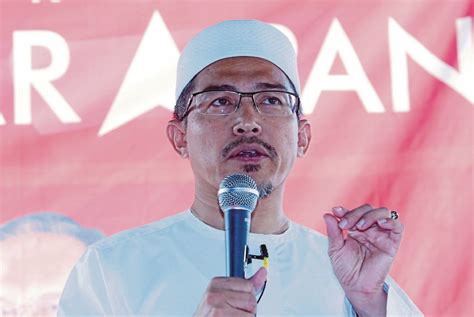Pengerusi lembaga pengarah lembaga kemajuan kelantan selatan (kesedar) p028 pasir puteh: Nik Omar dilarang jadi imam Masjid Tok Guru | Politik ...