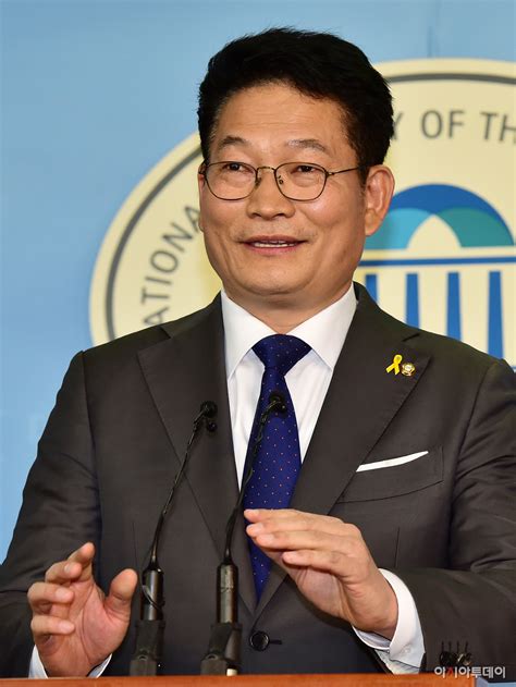 송영길 / 더불어민주당 대표 2차 추경 논의에도 돌입해야 합니다. 포토 '문재인 캠프' 합류하는 송영길 - 아시아투데이