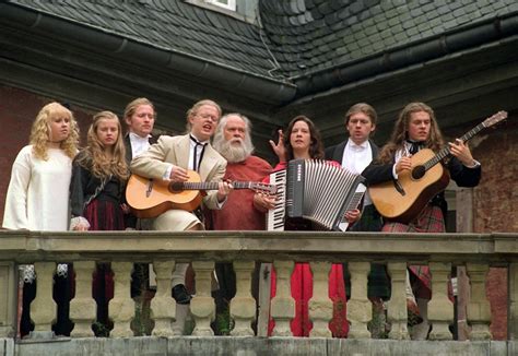 Vor einigen wochen sorgte die nachricht für. Nach Tod von Barby Kelly: So verabschieden sich Maite ...