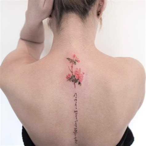 Chica Con Tatuaje De Flores En La Espalda Tatuajes Tatuajes Al Azar