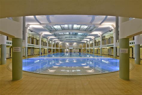 Trek baantjes in de verhalen van het zwembad van eyck en ontdek er de pittige anekdotes van ter gelegenheid van 150 jaar standbeeld van de gebroeders van eyck werd op 7 september 2014 de. Van Eyck swimming pool | Visit Gent